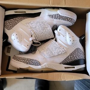 5 Y. Girls Jordan son of Mars. White and baby blue